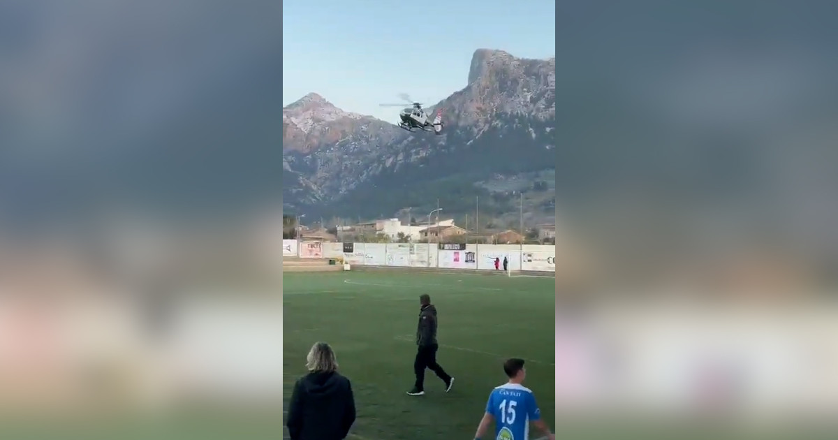 Un helicóptero de la Guardia Civil aterriza en pleno partido de fútbol