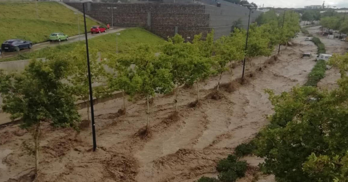 La Riada Desatada Por Las Fuertes Tormentas En Zaragoza Deja Atrapadas