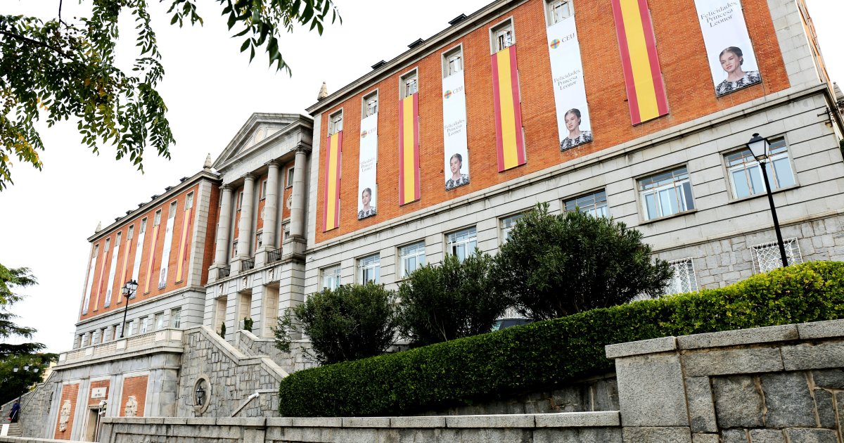 El Ceu Engalana Su Colegio Mayor Con Los Colores De Espa A Y Un Retrato