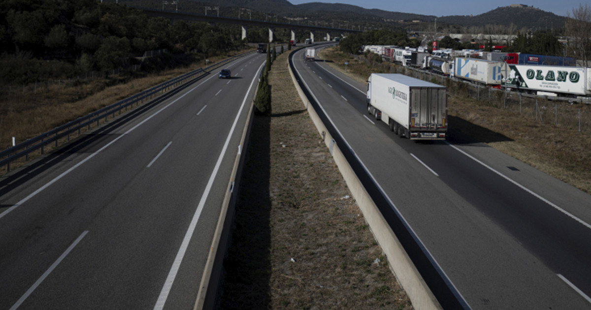 Los Transportistas Se Unen A Los Agricultores Y Convocan Paros Mientras