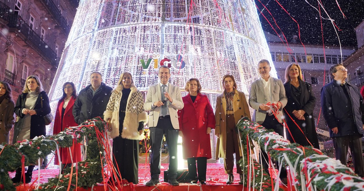 Vigo comienza el montaje de su Navidad con un árbol que bate récord de