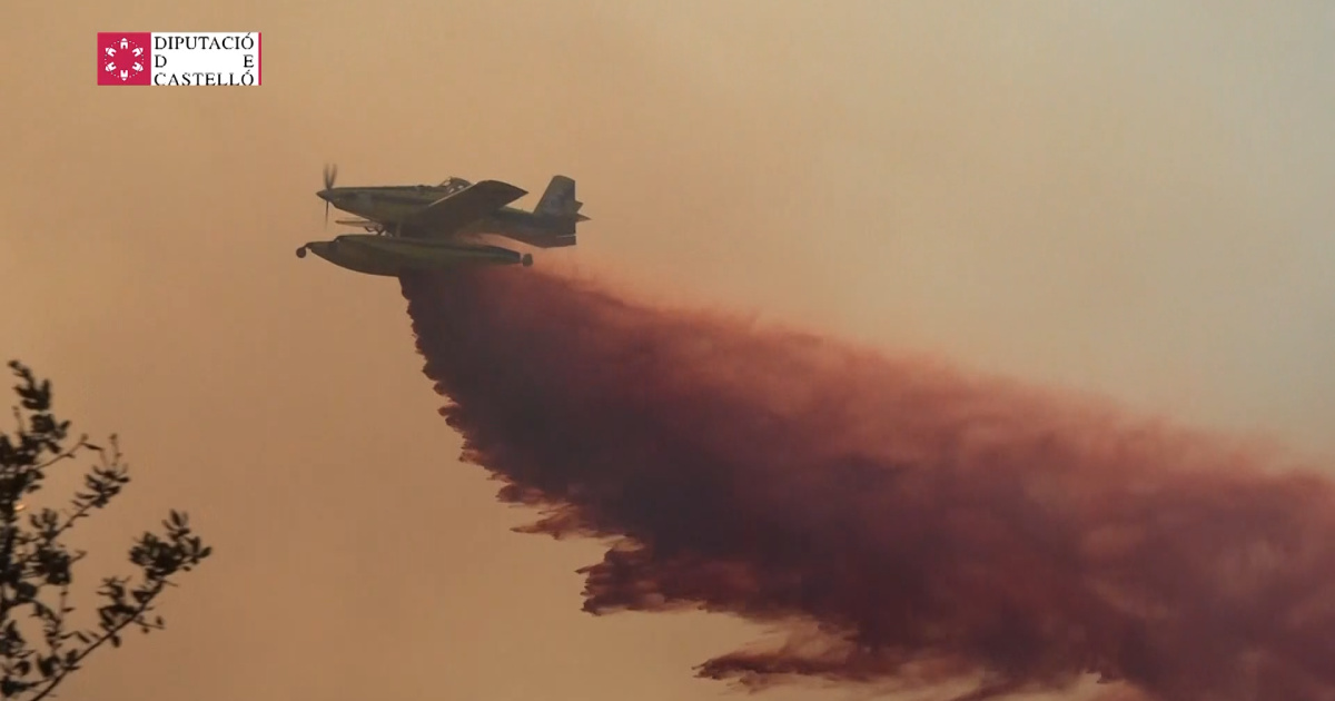 Así luchan los bomberos contra la virulencia del incendio de Bejís