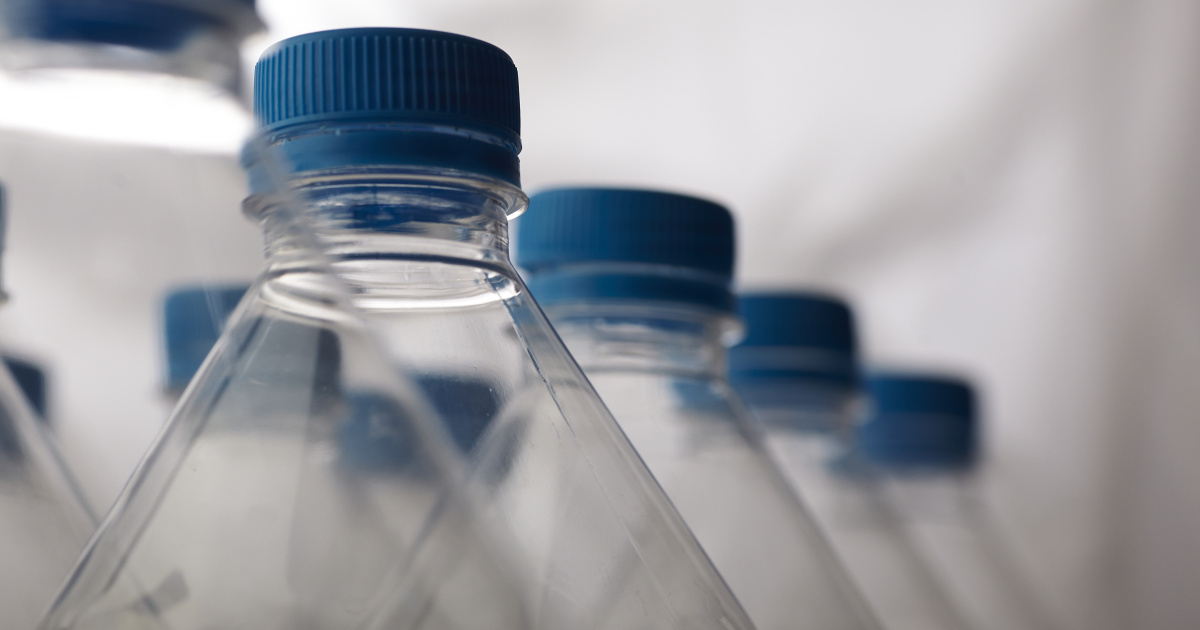 Las botellas de agua contienen nanoplásticos que pueden llegar a