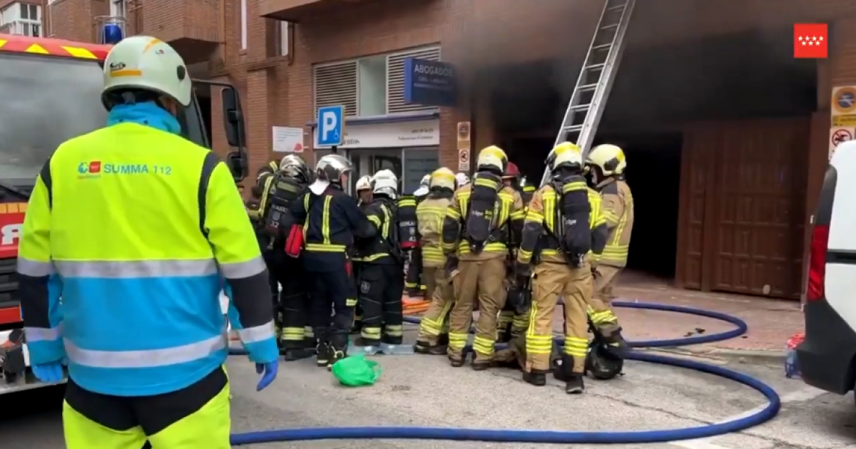 Cuando arden tienen muy mala leche»: un bombero explica la realidad del incendio de un coche eléctrico en Madrid
